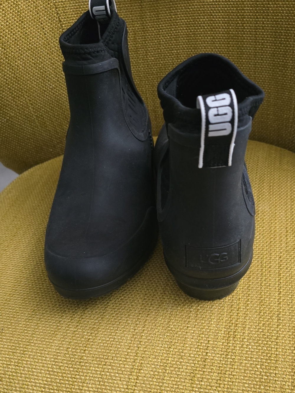 UGG Black Chelsea Waterproof Rain Boots with Pull Tab-AMAZING CONDITION